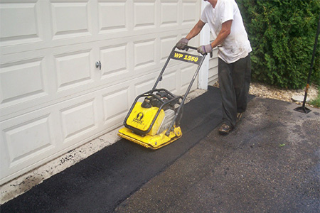 What are some tips to sealcoat a driveway?